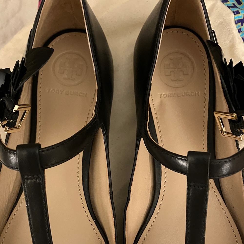 Elegant New With Tags Tory Burch Black T-Strap Cap Toe Flat Women's Shoes 7M - Picture 10 of 13